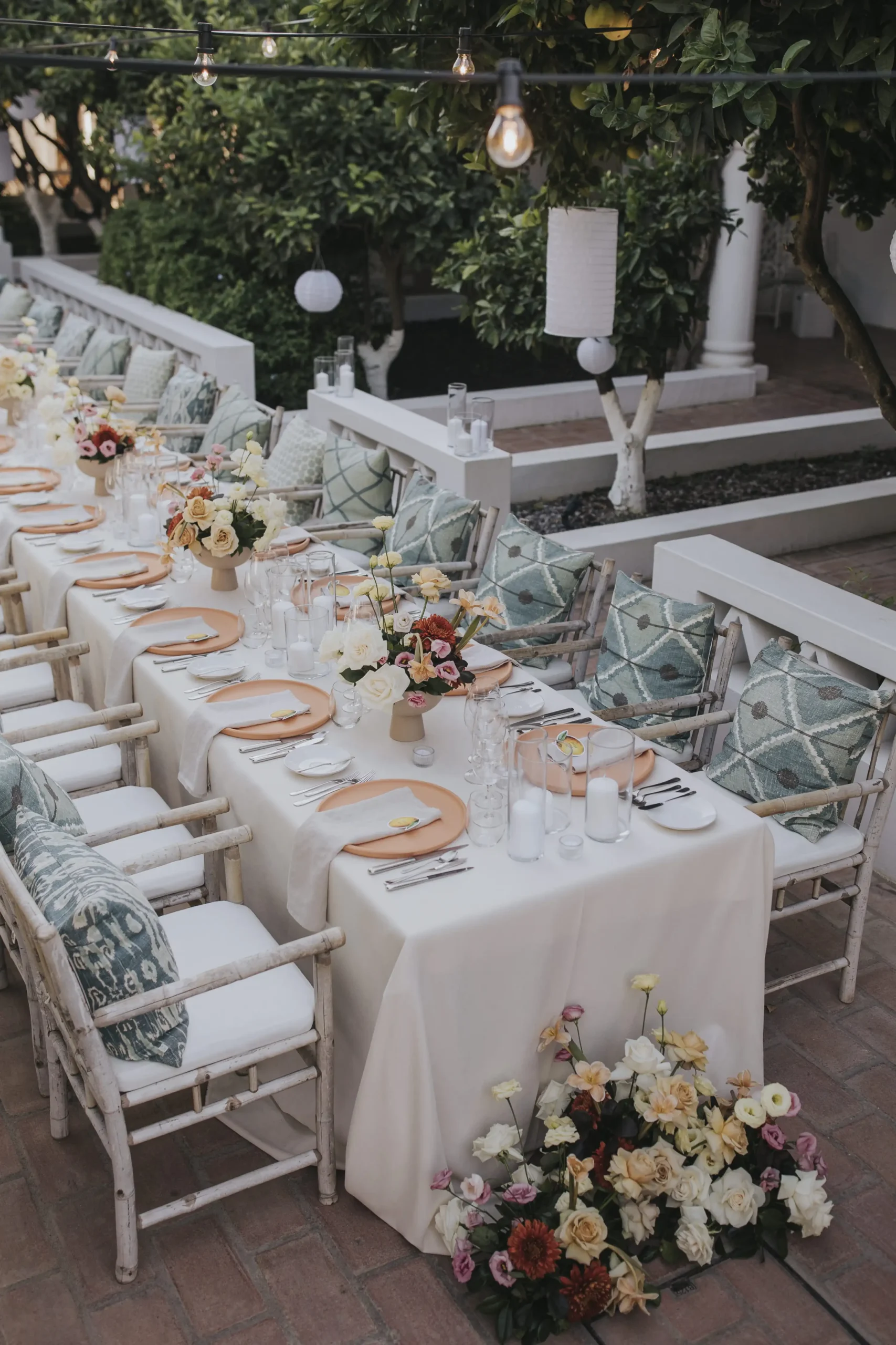 Wedding dinner decor with long tables in a mediterranean modern style. Intimate wedding in Portugal.